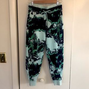 Cool watercolored sweatpants runs large. Sz S